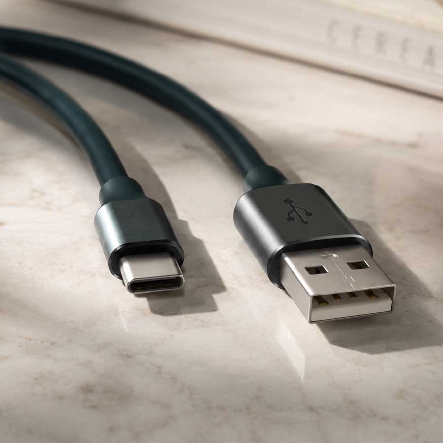 Vergleich zwischen USB-C-auf-USB-C und USB-A-auf-USB-C.